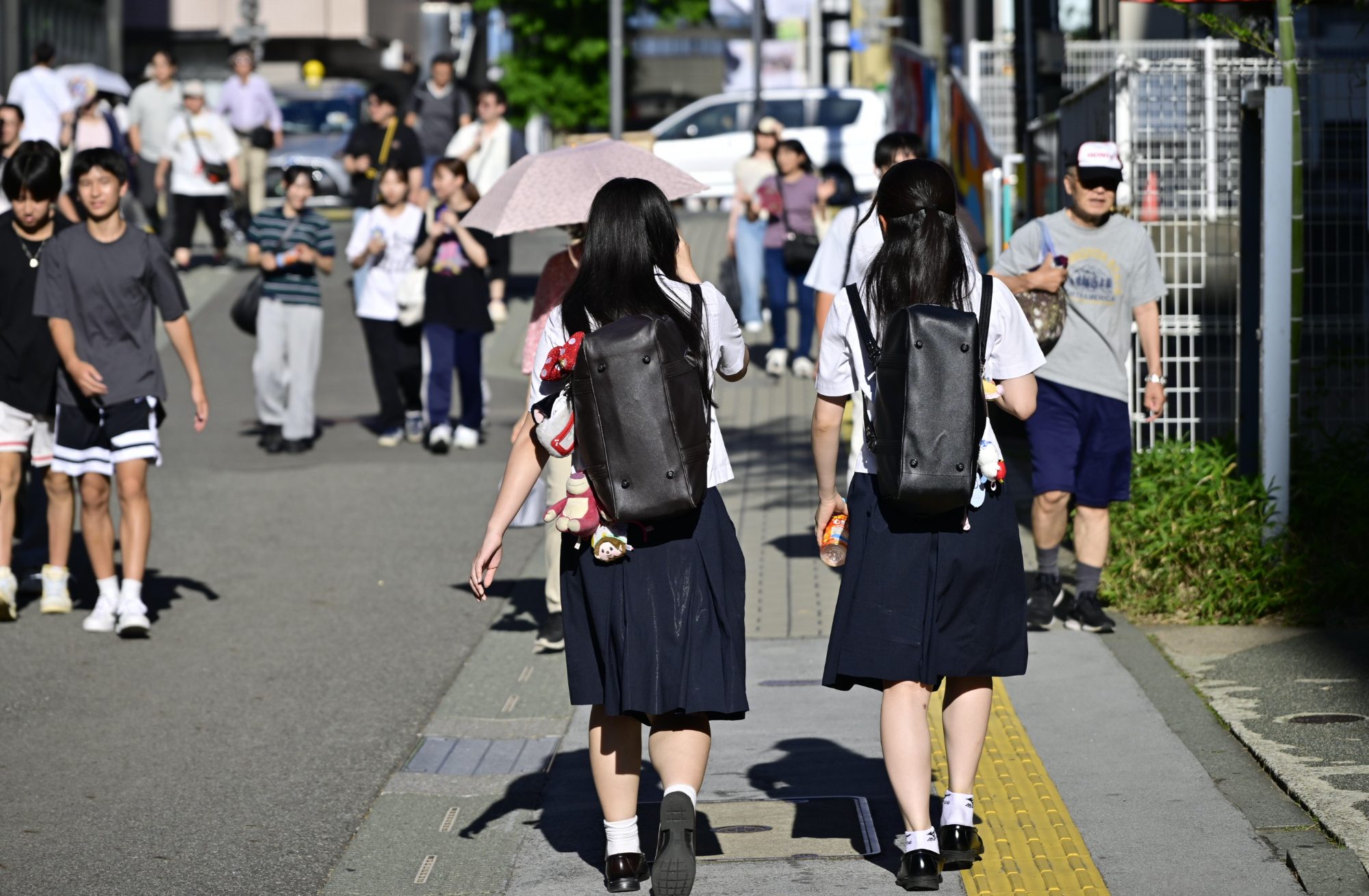 A novel way of wearing handbags